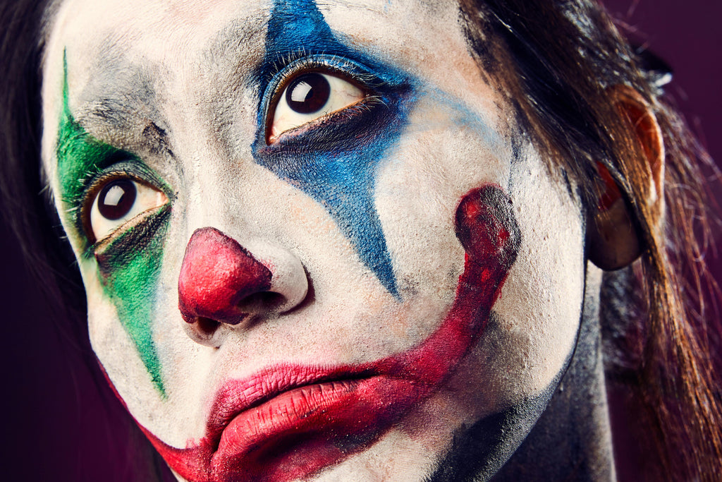 Hinter dem Lächeln: Die Meisterung des ikonischen Make-ups des Jokers in der Filmgeschichte